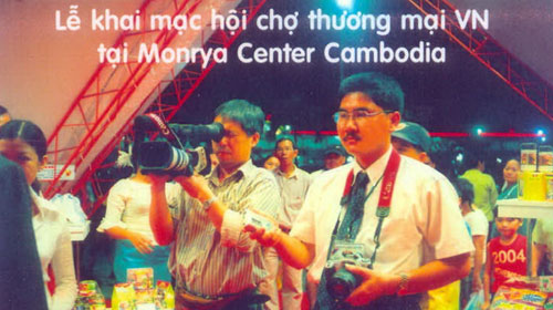Nguyễn Tiến Triển (phải) trong một hội chợ năm 2005 tại Campuchia - Ảnh do một nạn nhân của Triển cung cấp