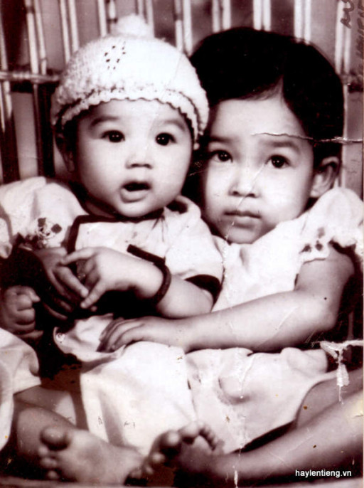 Ảnh chị Hà Cao Thanh Trâm ( phải) chụp cùng em trai lúc nhỏ