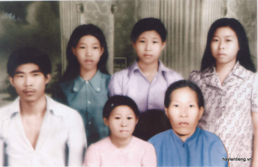 Ảnh anh Triệu Hưng (trái) chụp cùng gia đình
