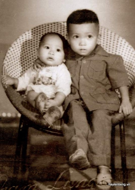 Ảnh Trần Thanh Hải chụp với em Trần Hồng, năm 1961