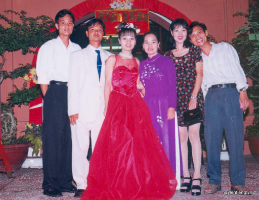 Ảnh cưới vợ chồng anh Nguyễn Mạnh Tường và mẹ Hoàng Thị Thanh Xuân (áo tím)