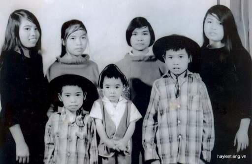 Ông Trần Liễu( bé nhất) chụp cùng anh chị em trong gia đình lúc nhỏ