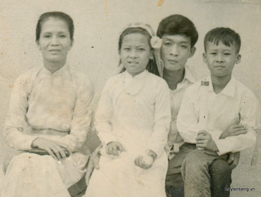 Anh Phan Vĩnh Hợi (phải) lúc trẻ