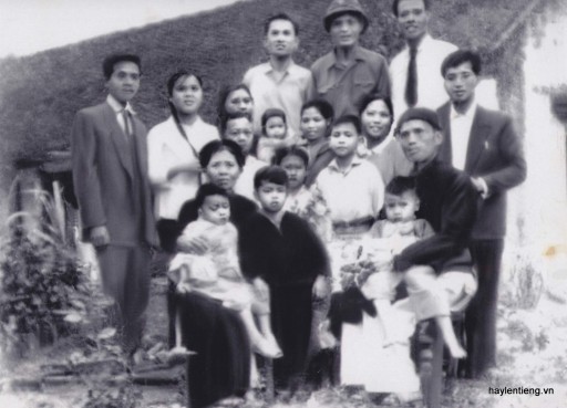 Ảnh đại gia đình chụp năm 1970, anh Cao ngoài cùng bên trái