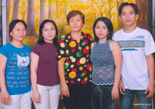 Bà Nguyễn Thị Kiều Diễm (giữa) cùng các con