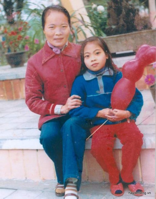 Nang Van Ny chụp cùng mẹ lúc nhỏ