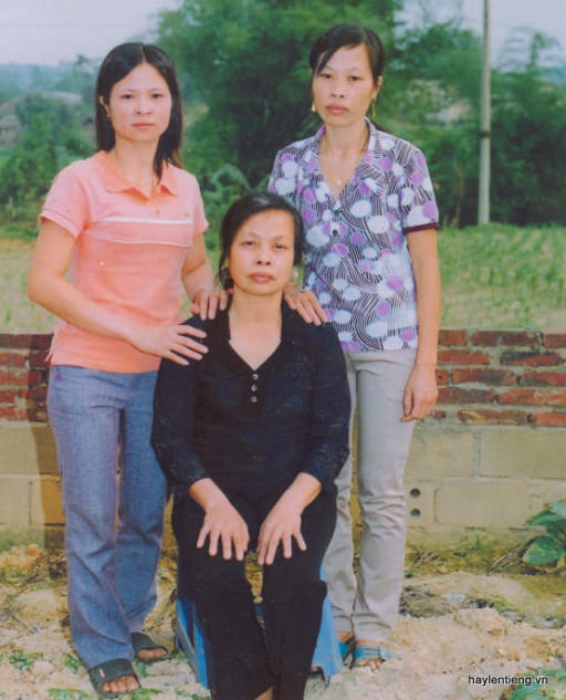 Cô Thành cùng 2 con gái Thanh và Thủy