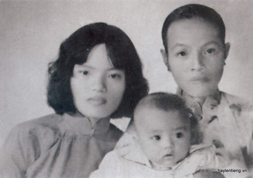 Anh Huỳnh Chí Cường( lúc nhỏ) chụp cùng mẹ nuôi Huỳnh Thị Kim Trinh (trái)