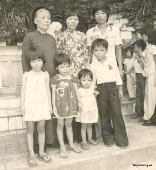 Vợ chồng cô Nguyệt chụp cùng bà ngoại và các con 