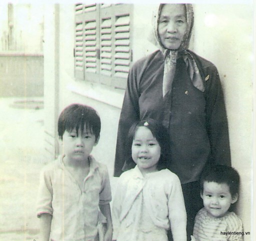 Chị Phạm Quang Thùy (lúc nhỏ) chụp với bà nội và anh trai, em trai