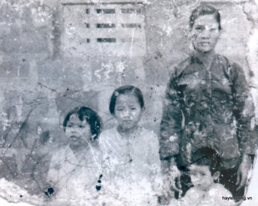 Chị Đào Thị Hằng (bé nhất) chụp cùng mẹ và hai chị