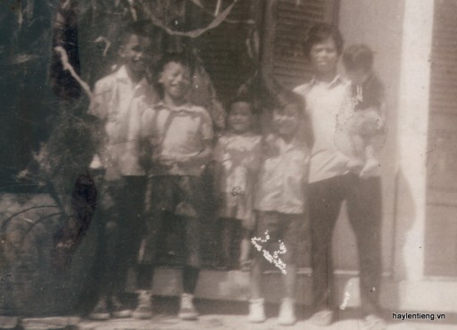 Sáu mẹ con - Nguyễn Hữu Trí đứng ngoài cùng bên trái