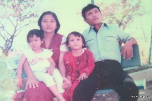 Chị Huệ và Anh CHương cùng hai con Hiếu - Nghĩa chụp ở nhật bản năm 1983