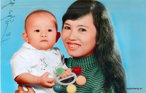 Nguyễn Văn Hải chụp với dì tên Nguyễn Thị Thiểu lúc nhỏ