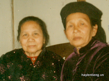 Bà Đỗ Thị Trang bên phải