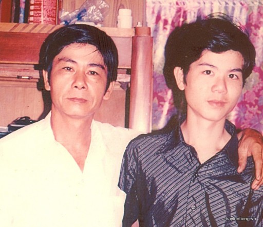 Ông Lê Thanh chụp với con trai Lê Trọng Nghĩa