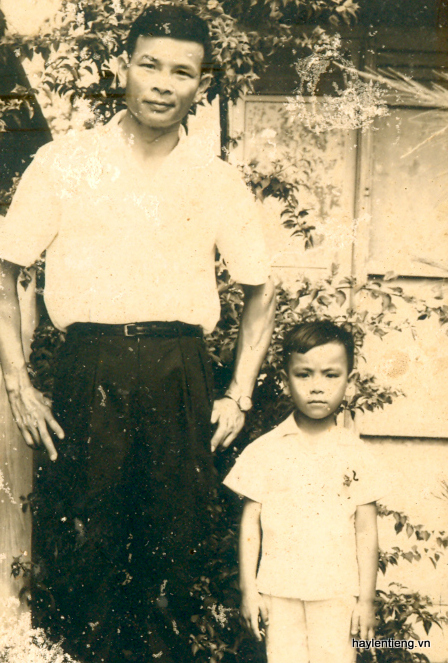 Anh Vũ Quốc Việt năm 10 tuổi cùng với cha