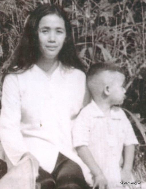 Bà Trần Thị Việt cùng con trai Loncamblin