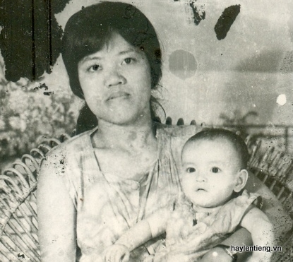 Hồng Hạnh cùng với mẹ nuôi lúc nhỏ