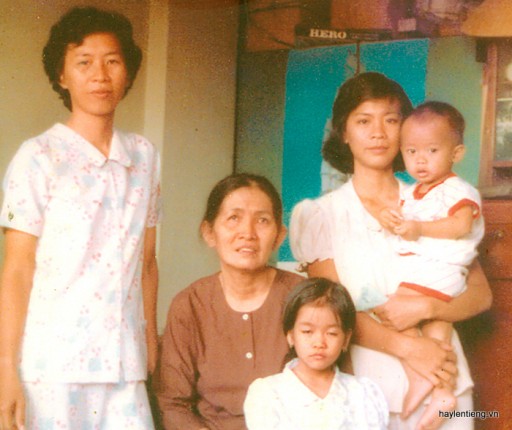 chi Phương Khanh bên trái cũng mẹ với các em và cháu năm 1989