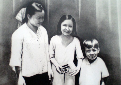 Chị Xuân, chị Hương và em Thuận, chụp năm 1970 (từ trái sang)
