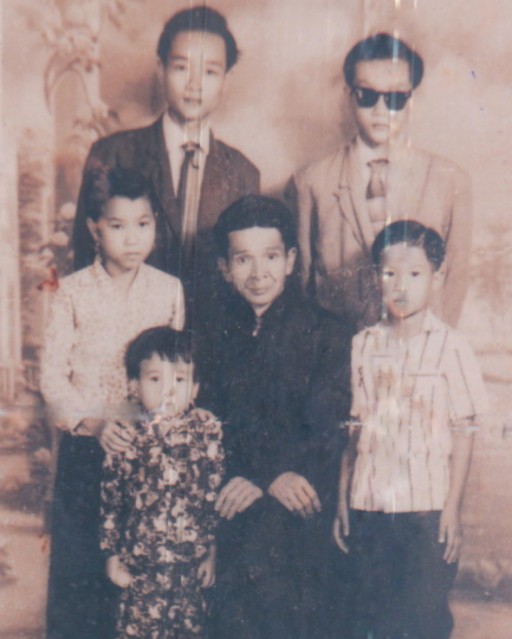 Cụ Nguyễn Văn Bảy và các con ( ảnh chụp năm 1964)