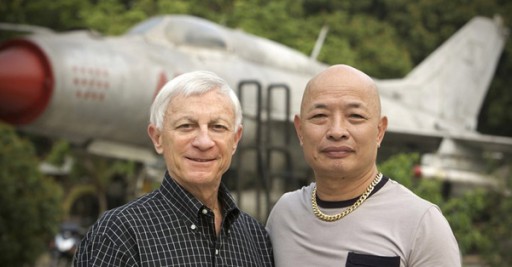 Cưu phi công Nguyễn Hồng Mỹ và cựu phi công Mỹ Dan Cherry trước một chiếc Mig-21 ở Bảo tàng lịch sử quân đội tại Hà Nội năm 2008 - Ảnh: John Fleck, trong sách My Enemy, My Friend