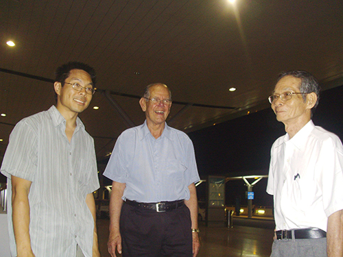 Thanh Campbell, cha nuôi William Campbell và cha đẻ gặp nhau tại TP. Hồ Chí Minh năm 2009. Ảnh: The Star