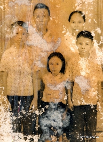 Hình vợ chồng ông Phan văn Cọt và 3 con Phan Văn Thu, Phan Văn Hội, Phan Thị Khai chụp năm 1965