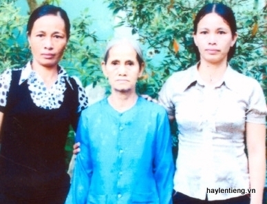 Chị Oanh, mẹ chị Minh và chị Uyên