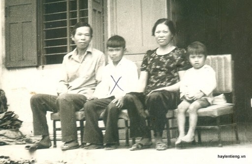 Anh Trần Minh Được (dấu x) chụp cùng gia đình nuôi