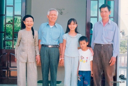 Vợ chồng ông Nguyễn Quang Thu chụp cùng con cháu
