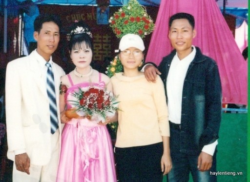 Anh Tuấn (phải) chụp cùng anh chị em trong gia đình