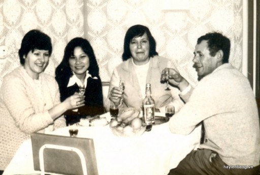 Hoàng Thị Ngọc Thạch (áo đen) cùng gia đình chị Bajzikova