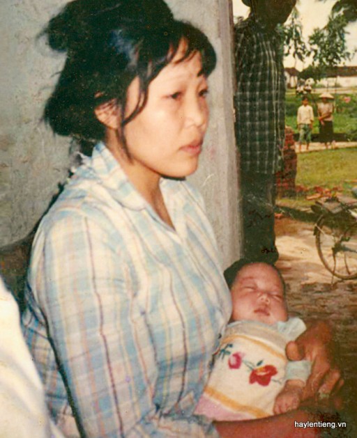 Chị Nguyễn Thị Cam bồng bé Nguyễn Thị Hiền lúc nhỏ