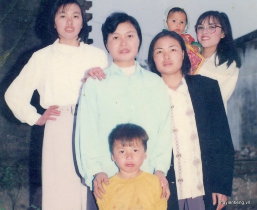 Chị Bảy (ngoài cùng bên trái) cùng gia đình