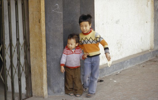Hai cậu bé trong ảnh được chụp tại Hà Nội. Có lẽ bây giờ họ cũng đã lớn.