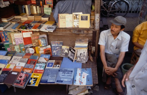 Còn người đàn ông này đang bán sách ở trên vỉa hè Sài Gòn