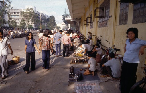 Đây là cảnh buôn bán trên vỉa hè của đường Lê Lợi bên cạnh chợ Bến Thành.
