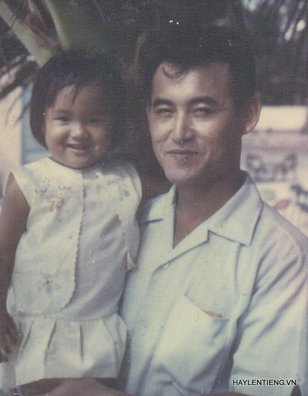 Chị Lê Thị Thu Nguyệt lúc nhỏ và cha 