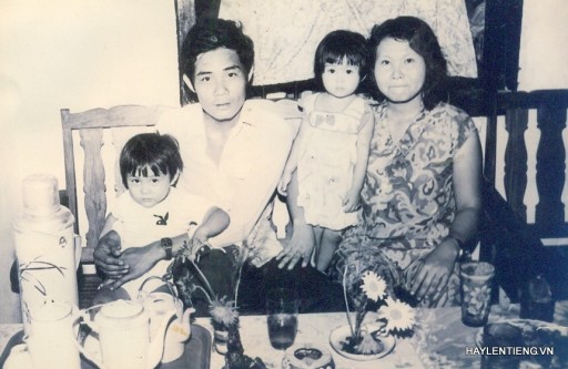 Phan Thanh Tuấn cùng em và cha mẹ