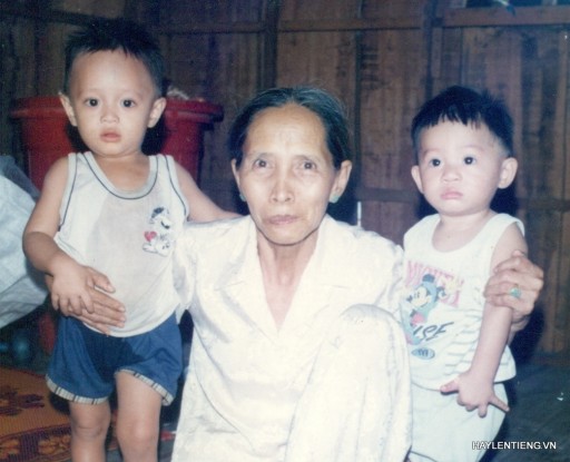 Đoàn Thanh Tùng (bên trái) cùng với bà Nội