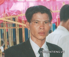 anh Nguyen Van Cuong dung phia sau me nuoi Truong Thi Yen